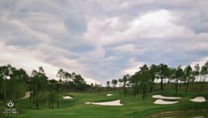 Thiết kế sân golf Silk Path – Mượt mà và đậm chất chiến thuậtSilk Path được quy hoạch trên địa hình đồi núi tự nhiên, mang đến một trải nghiệm chơi golf vừa đậm chất chiến thuật, vừa gần gũi với thiên nhiên. Sân gồm 18 hố golf đạt tiêu chuẩn quốc tế với chiều dài linh hoạt, phù hợp cho cả golfer mới bắt đầu lẫn những người chơi giàu kinh nghiệm.