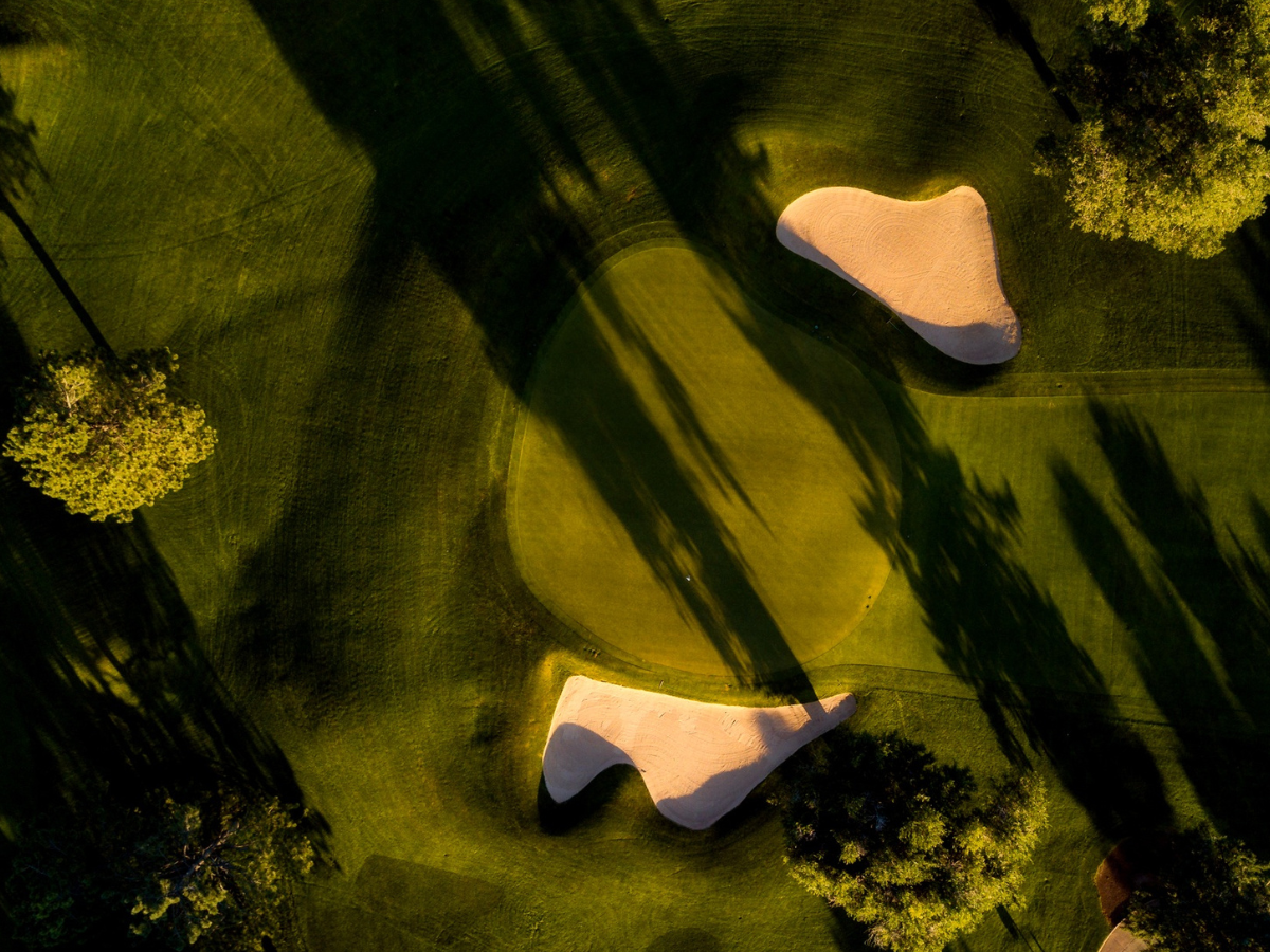 đặt sân golf mùa cao điểm