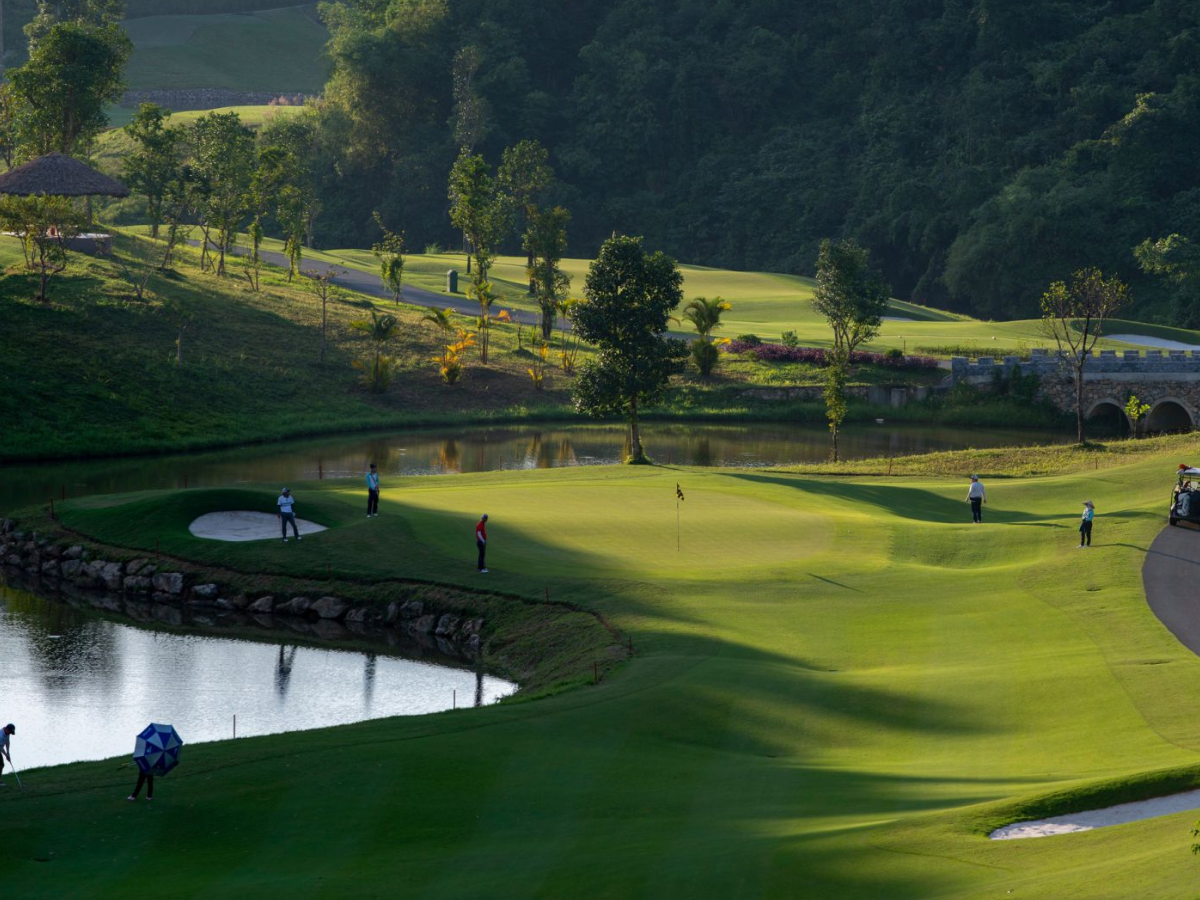 review sân golf Hilltop Valley Hòa Bình