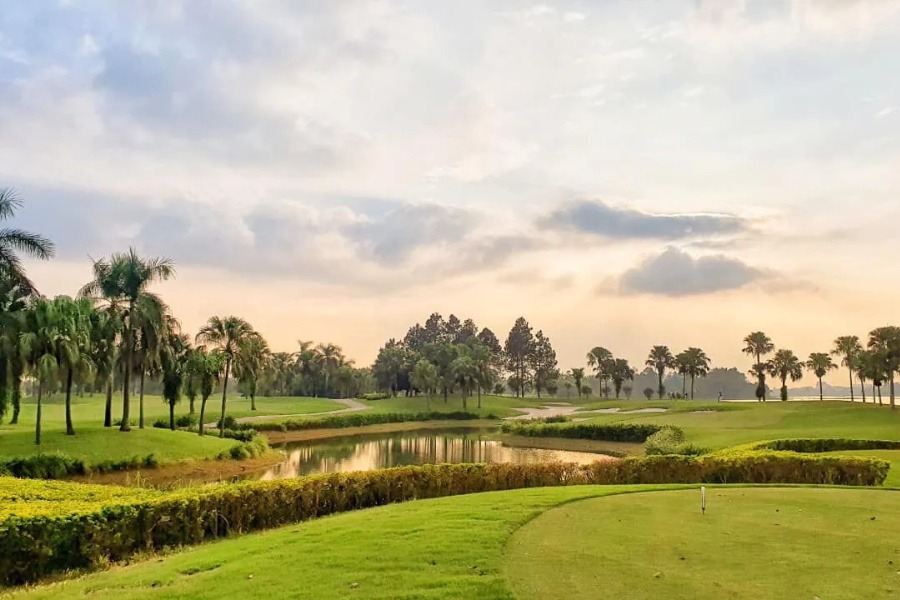 lên sân golf ngày lạnh