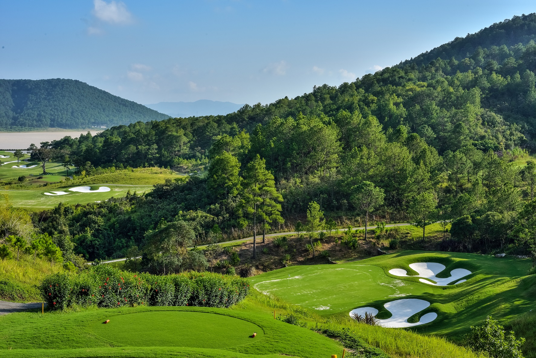 dat-san-golf-tam-dao-trai-nghiem-choi-golf-hoan-hao-giua-thien-nhien-hung-vi-4